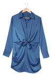 Robe chemise bleue froncée sur le devant, boutonnée et nouée à manches longues