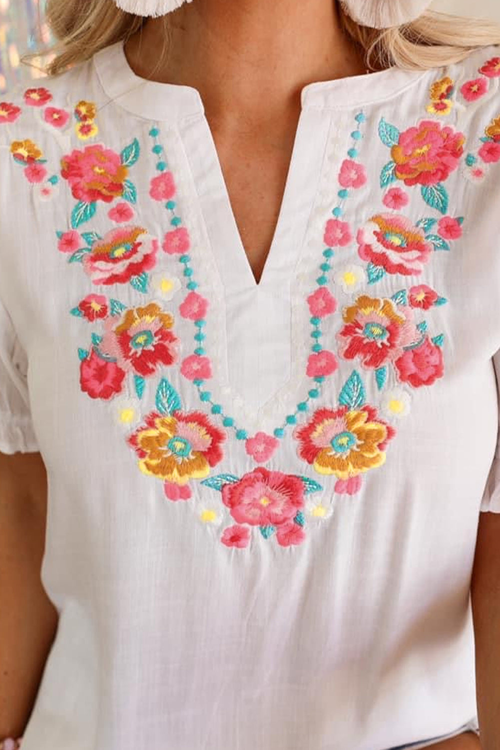 Blouse blanche à manches bouffantes et à volants brodés de fleurs