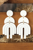 Boucles d’oreilles acryliques texturées en argile blanche