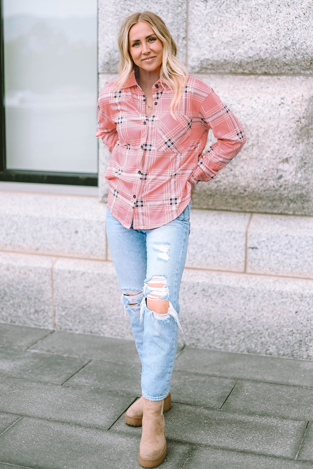 Chemise rose boutonnée sur le devant à imprimé écossais