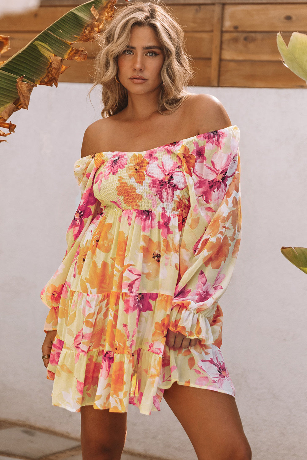 Robe florale jaune à plusieurs niveaux, col carré, manches bouffantes