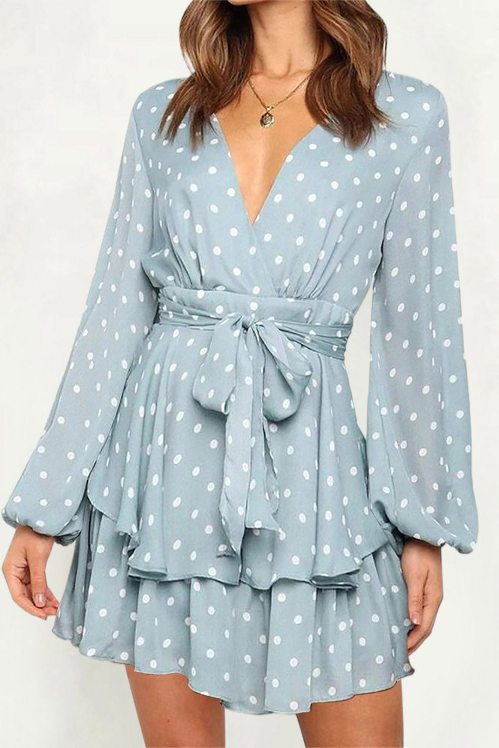 Robe courte bleu ciel, col en V, manches bouffantes, cravate à la taille, double couche, ourlet à volants, imprimé à pois