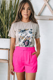 Short tailleur plissé rose avec boutons sur le devant