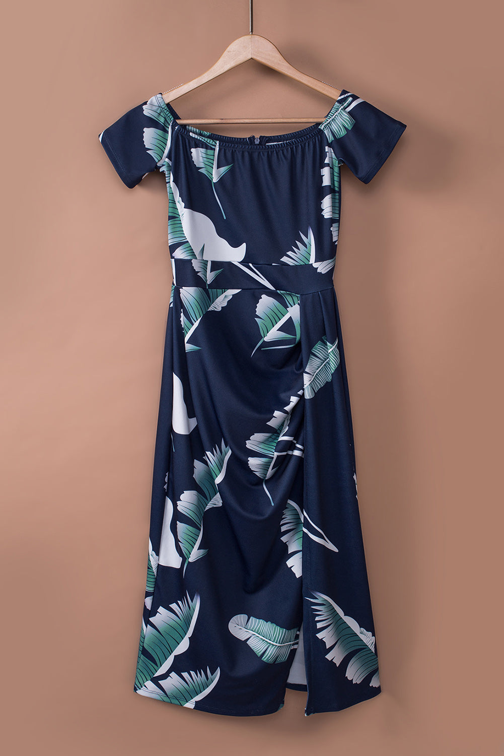 Robe bleu foncé à manches courtes et épaules dénudées à imprimé floral