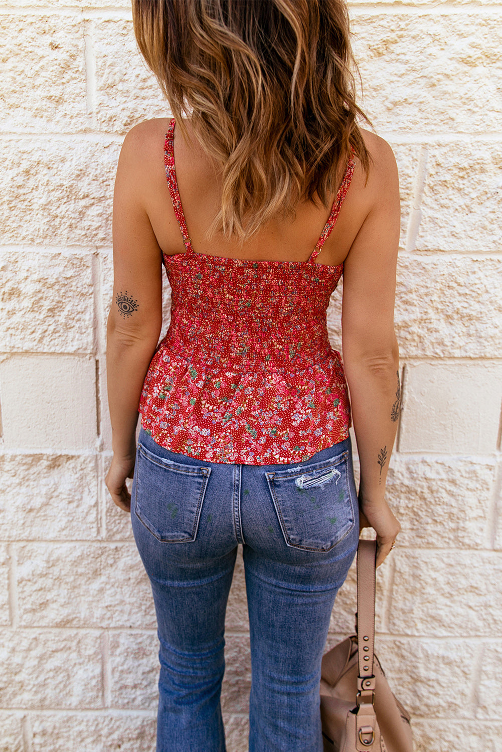 Camisole rouge à bretelles spaghetti et volants à imprimé floral