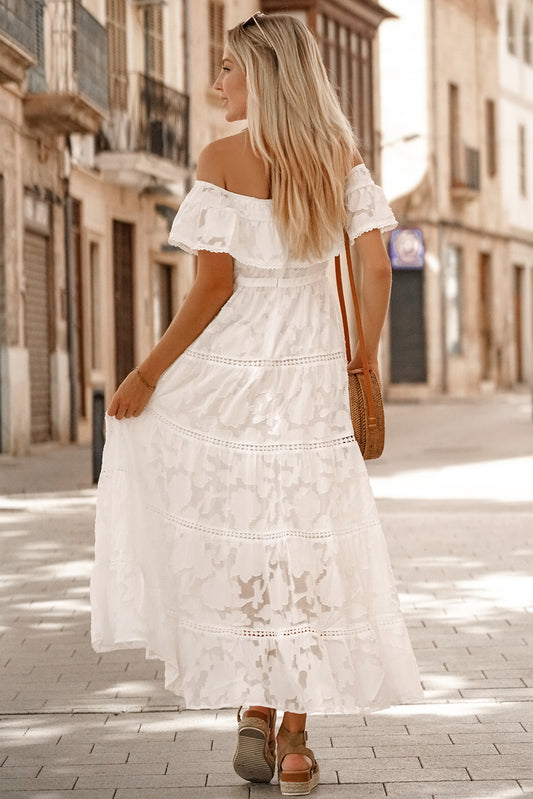 Robe longue blanche en dentelle à volants et épaules dénudées