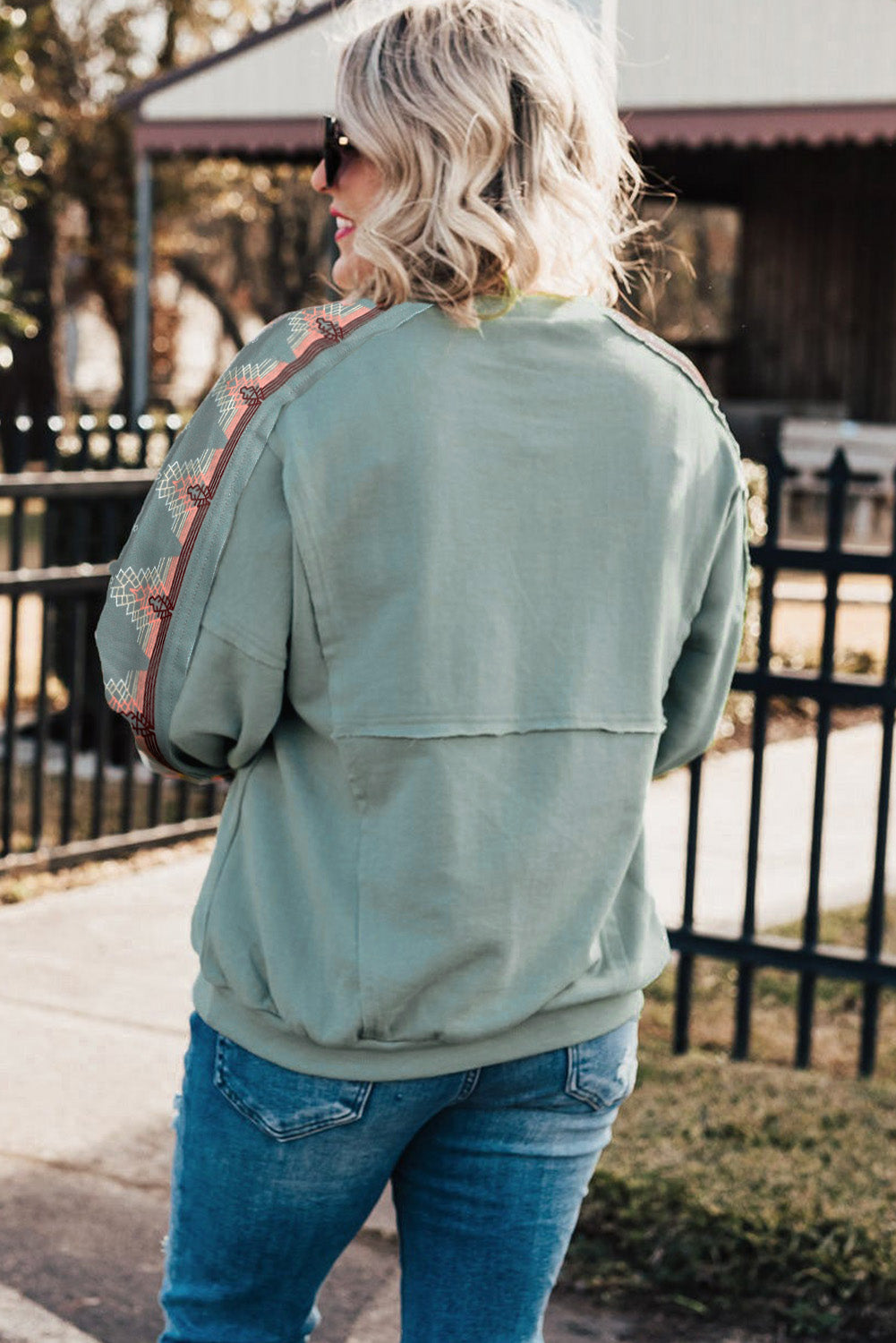 Sweat-shirt à manches longues et patchwork brodé bleu de grande taille