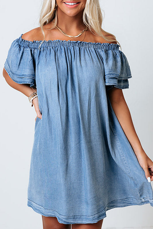 Robe en chambray bleu ciel à épaules dénudées et manches à volants