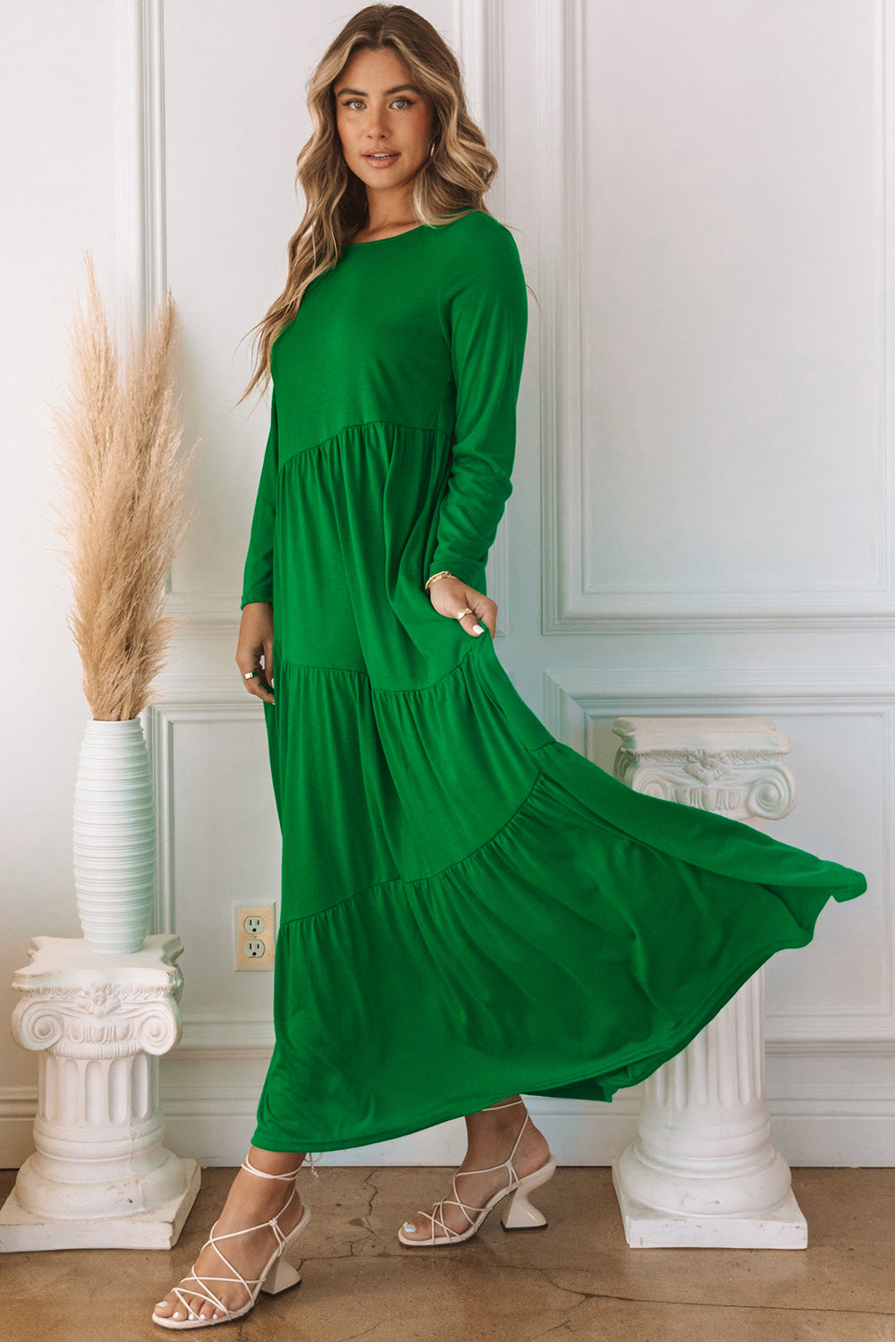 Robe longue asymétrique à manches longues et à volants verte