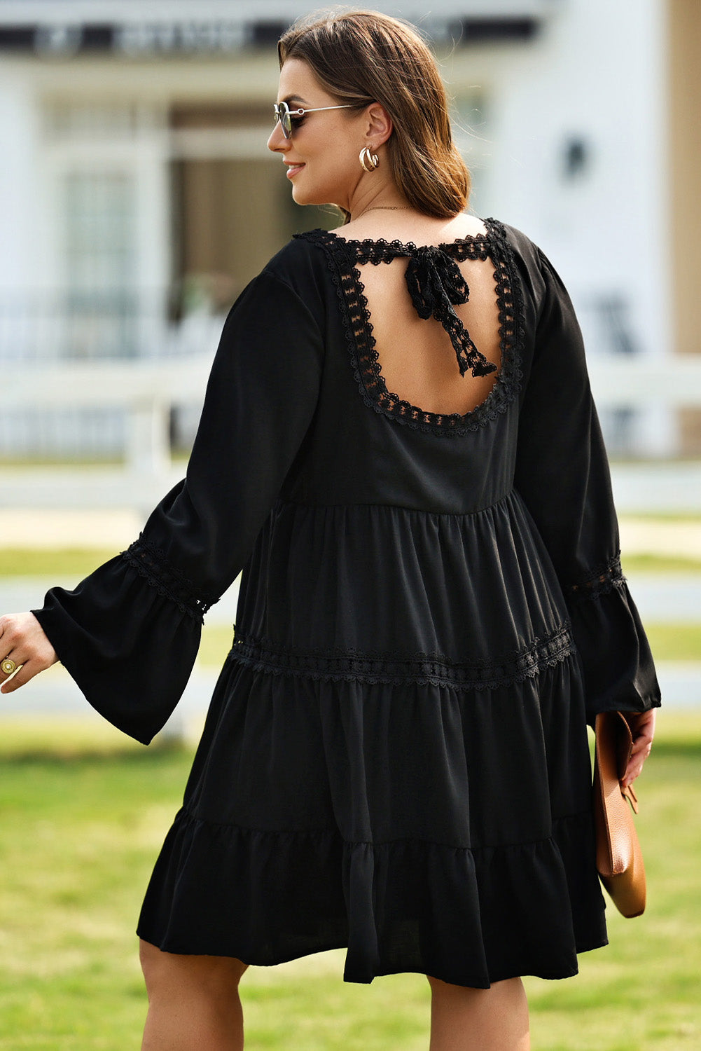 Robe trapèze noire à volants et bordure en dentelle, grande taille, nouée au dos