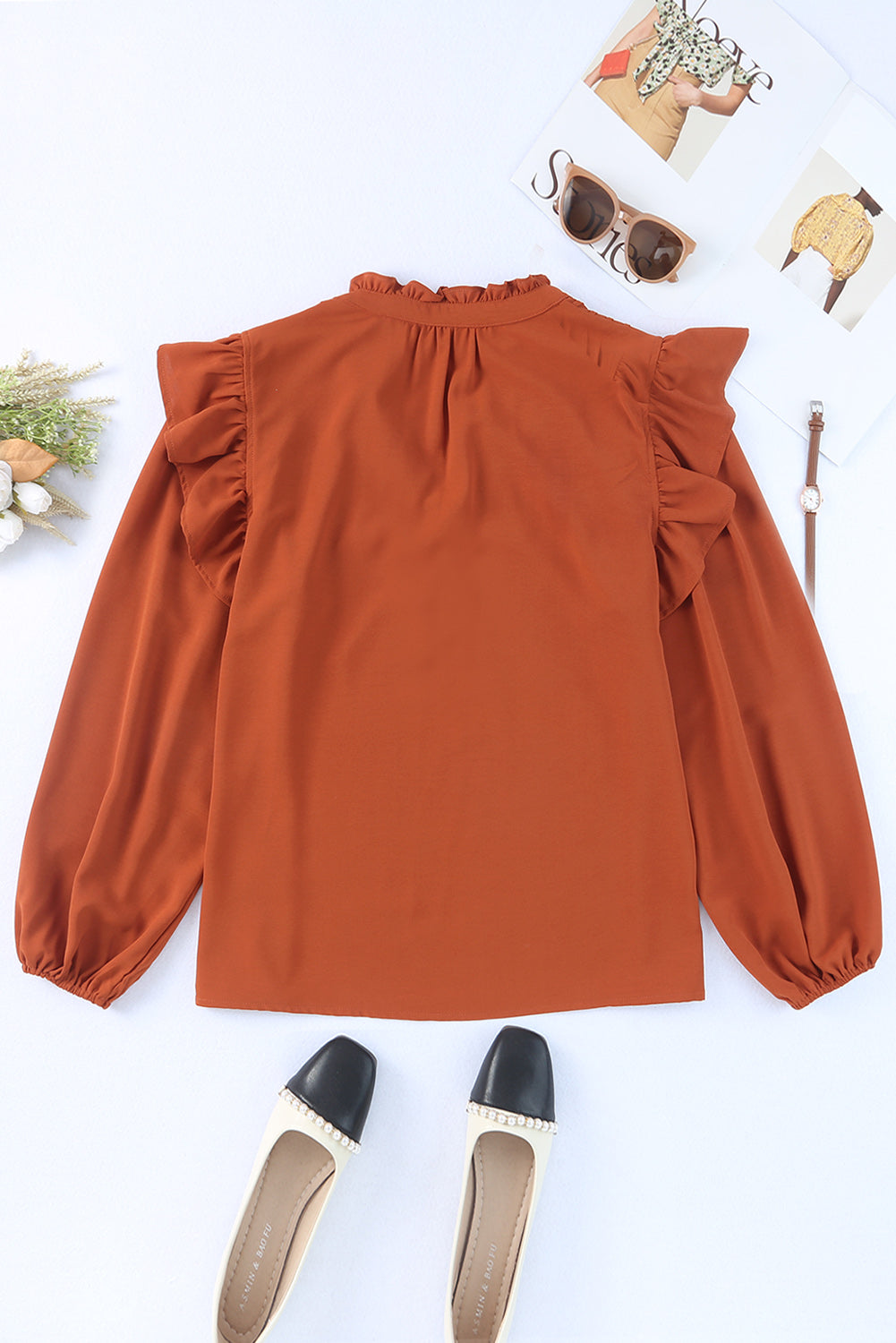 Blouse orange plissée à volants et boutonnée à col en V