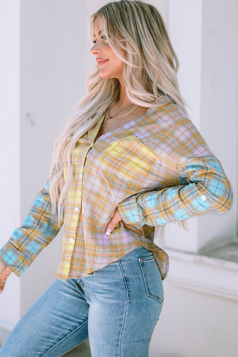 Chemise jaune boutonnée à manches longues et col en V à carreaux mélangés