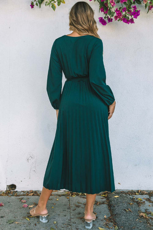 Robe plissée verte à col en V et taille portefeuille à nouer