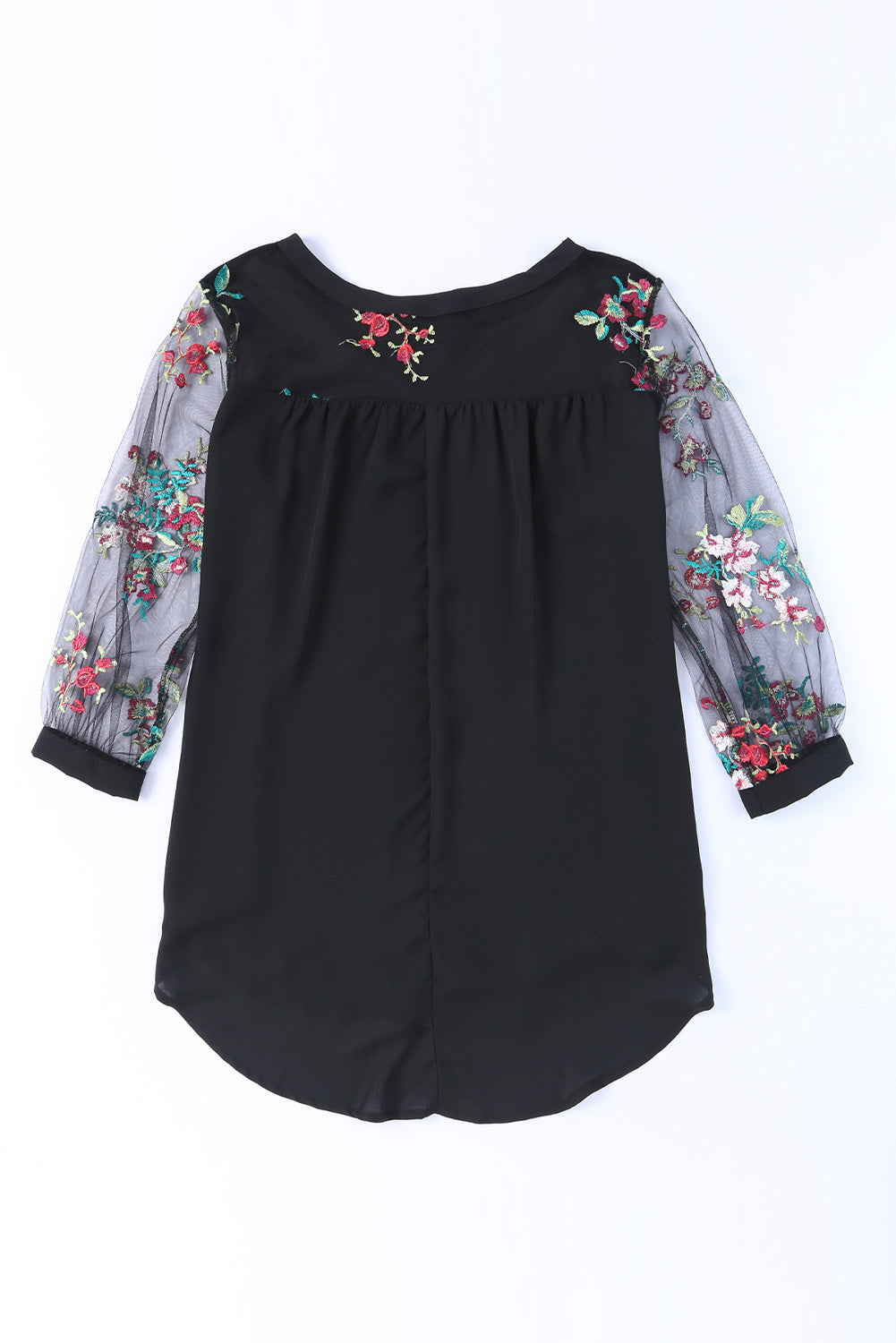 Blouse noire à manches brodées de fleurs