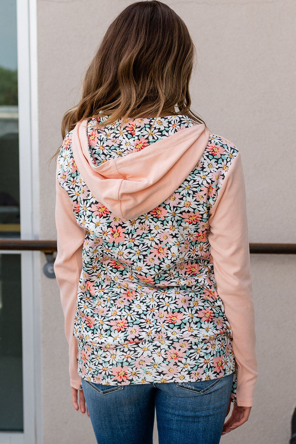 Sweat à capuche rose avec poche kangourou et patch floral à demi-zip