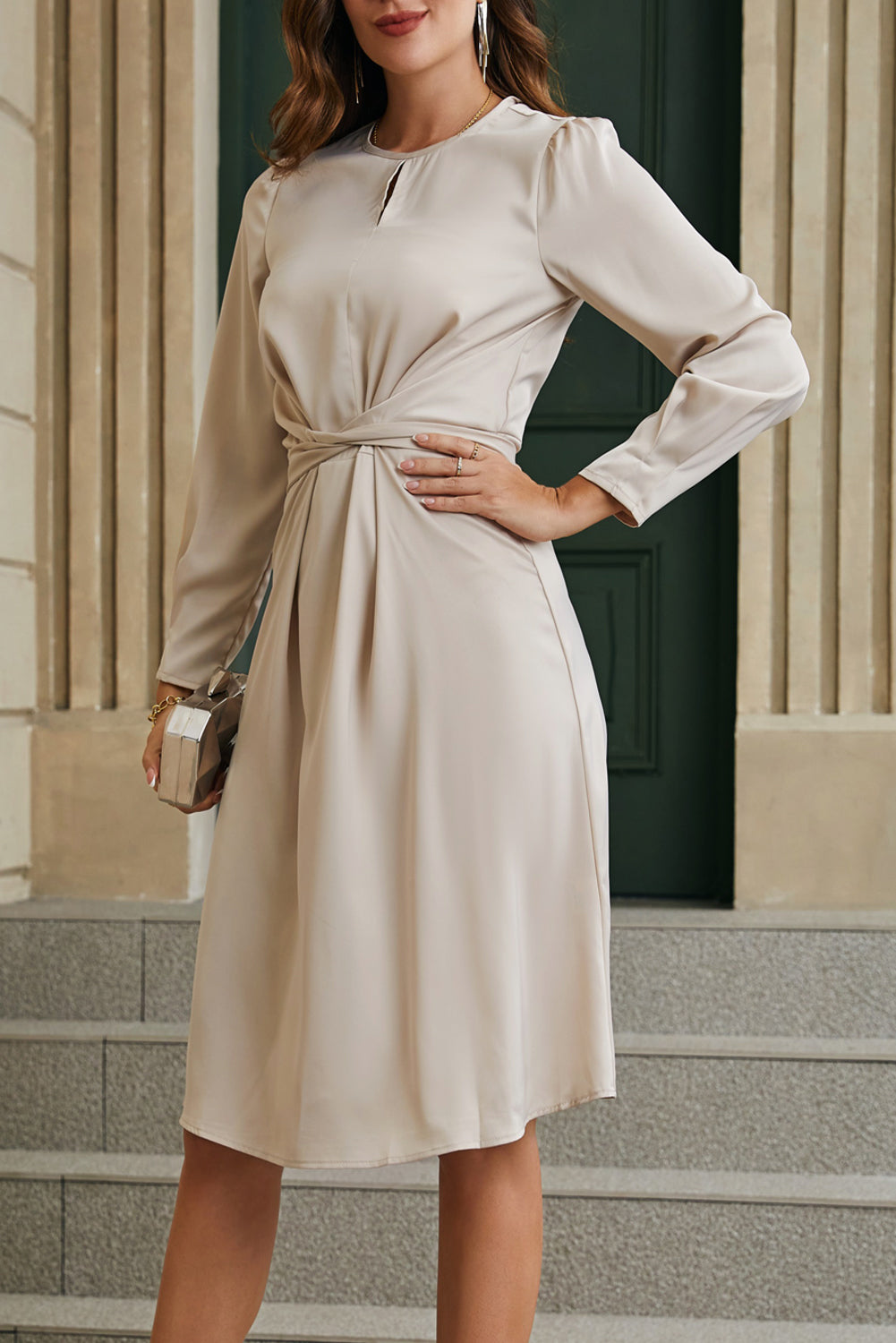 Robe en satin à manches longues torsadée devant et nouée au dos abricot