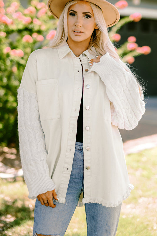 Veste beige à manches en tricot torsadé et ourlet brut