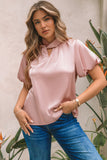 Blouse en satin rose torsadée à col haut et manches bouffantes