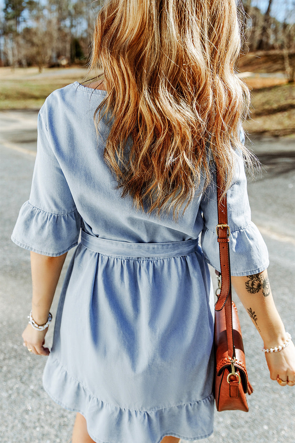 Robe en jean ceinturée à manches mi-longues et à volants bleu ciel