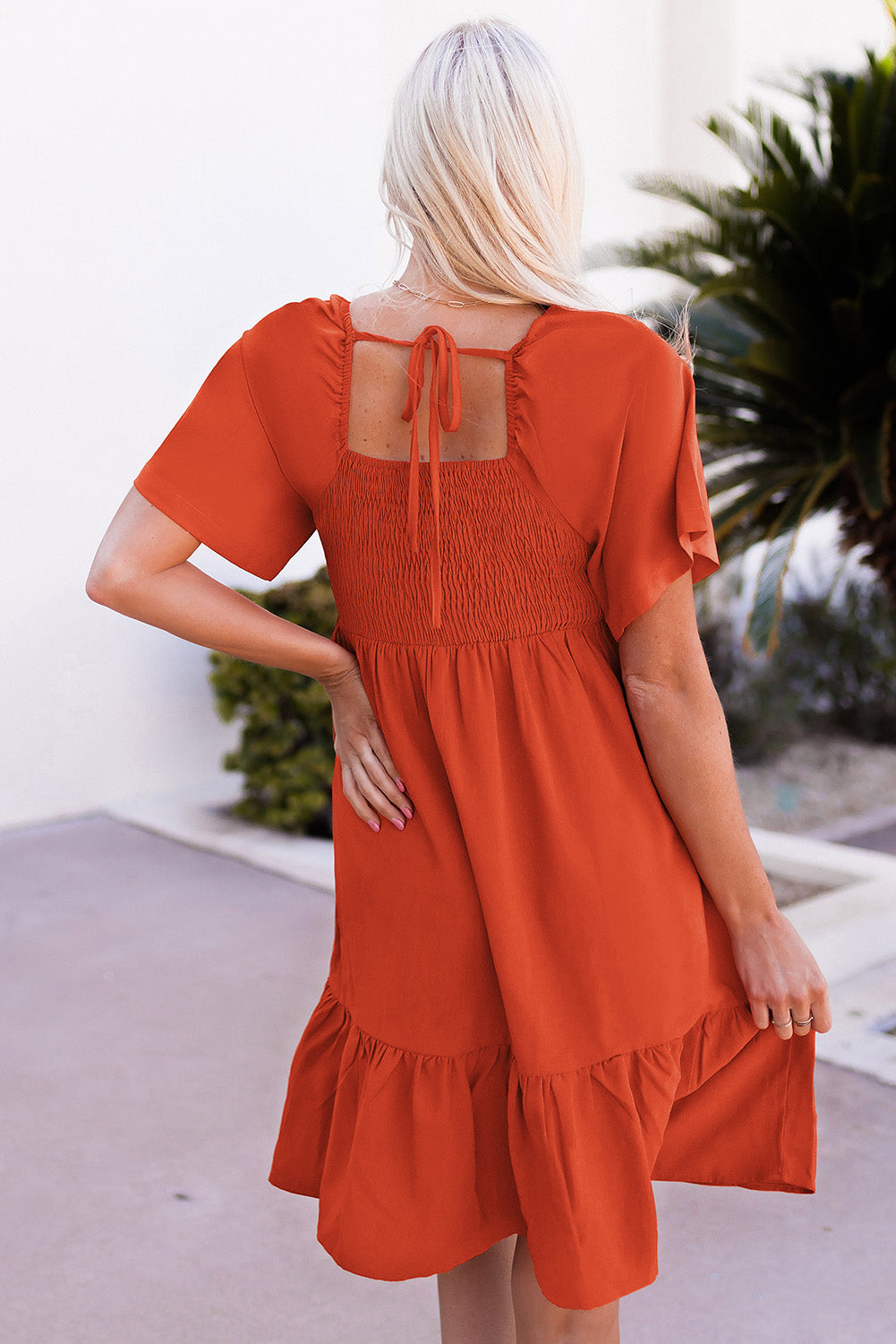 Mini-robe orange smockée à taille haute avec poches et volants