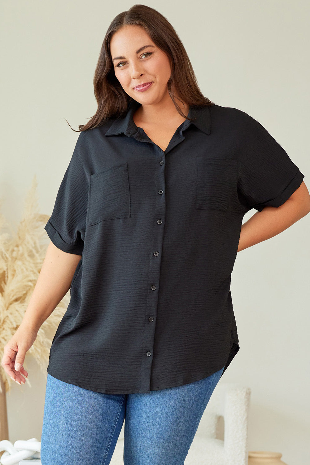 Chemise noire texturée froissée à manches courtes de grande taille