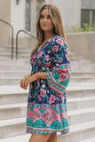 Robe florale bleue à manches et bracelet taille empire Boho