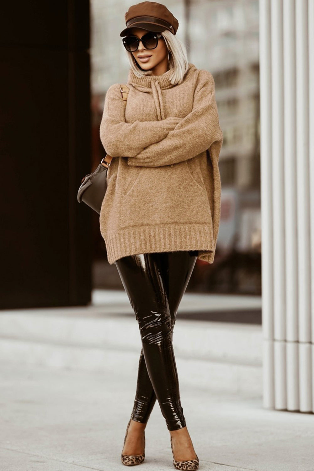 Pull à capuche gris avec cordon de serrage et col bénitier