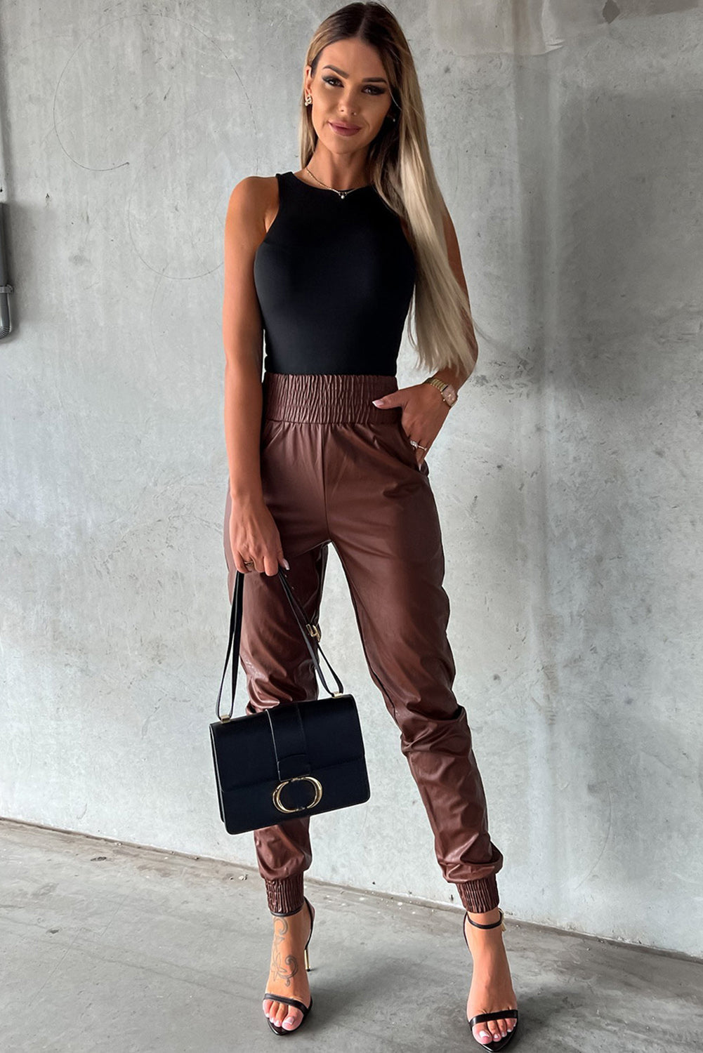 Pantalon skinny en cuir taille haute smocké marron