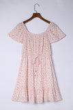 Robe florale rose à taille élastique et ourlet à volants