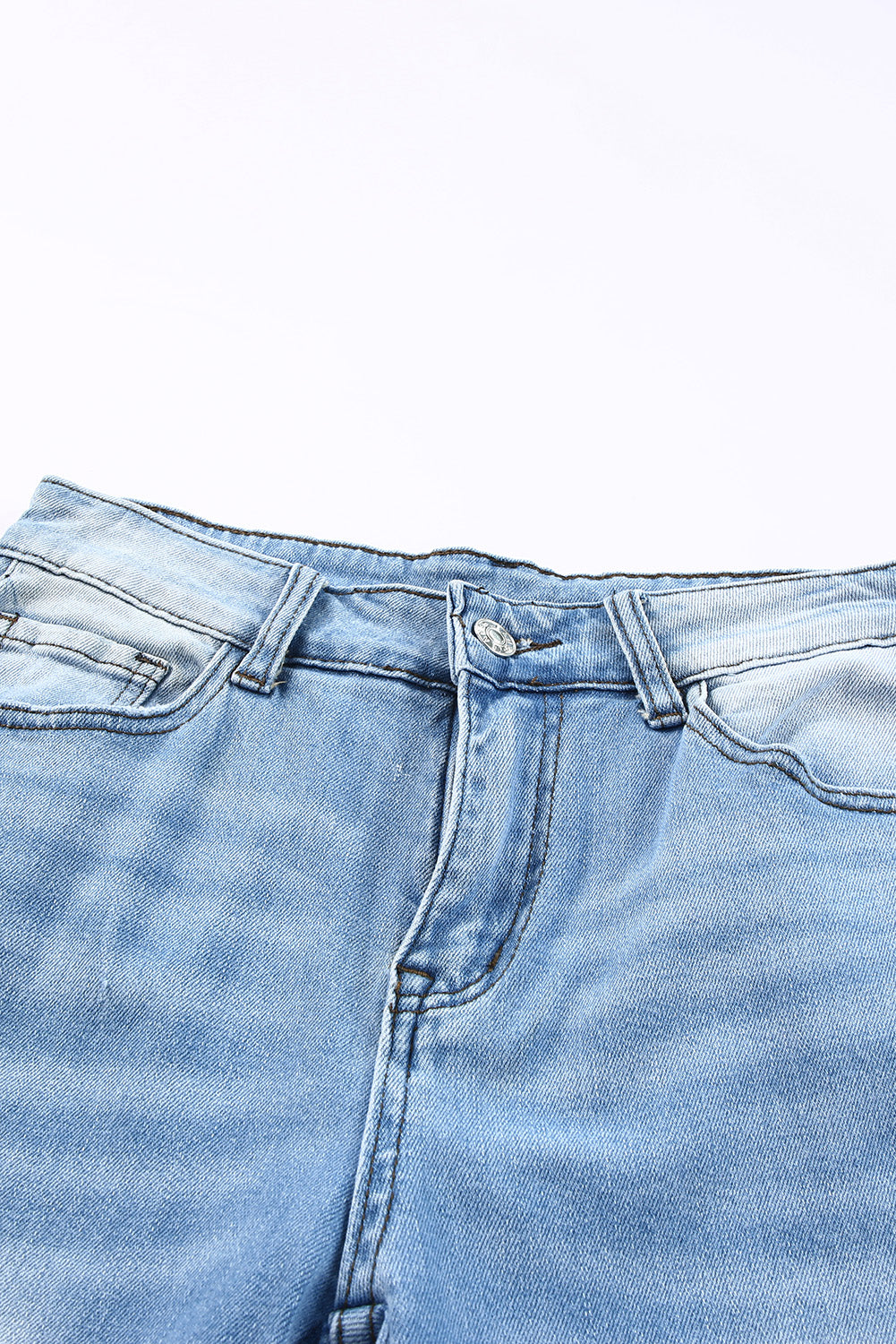 Jean taille haute déchiré bleu ciel avec fentes latérales et jambe droite