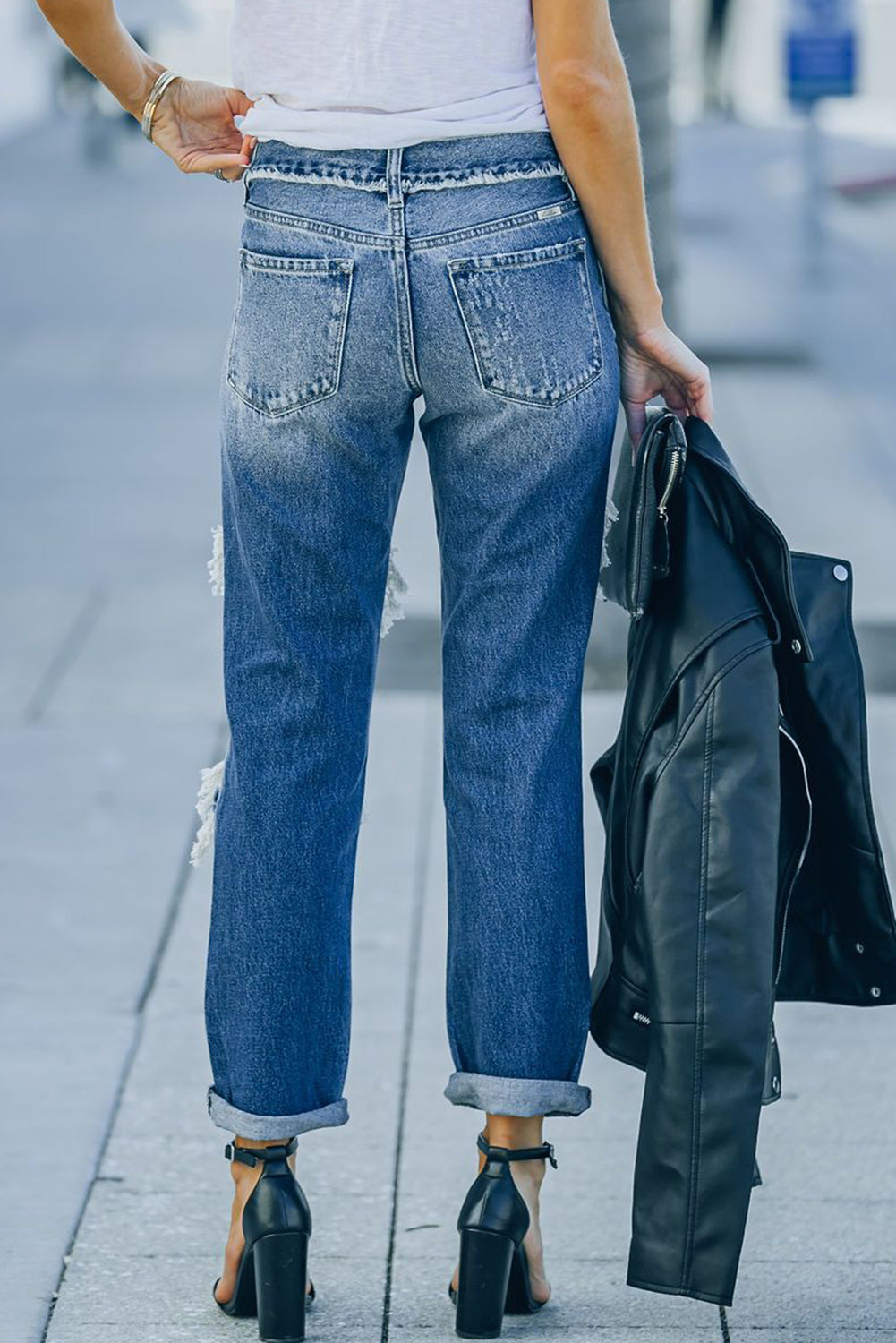 Jean boyfriend bleu ciel découpé à jambe droite et effet vieilli