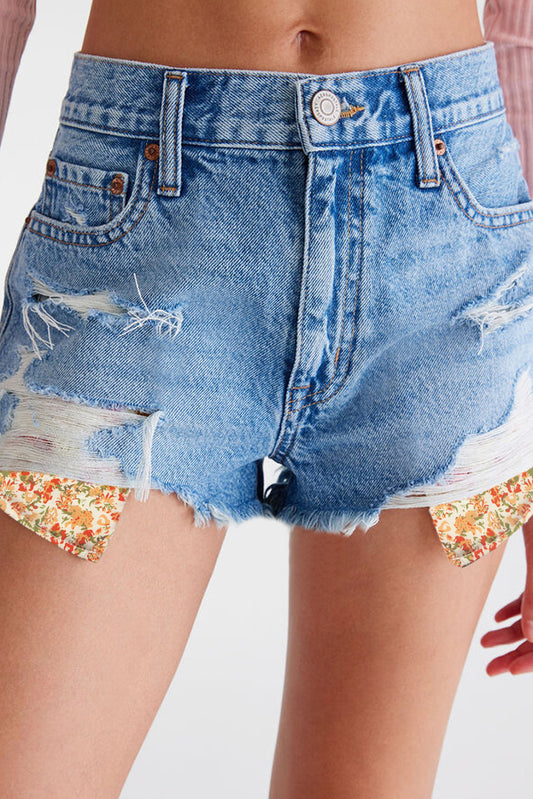 Short en jean bleu ciel à ourlet brut et insert en tricot floral