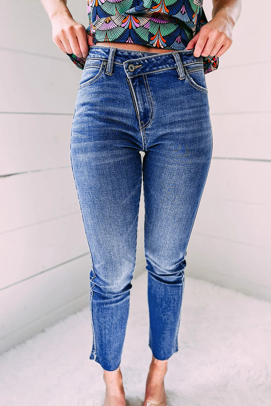 Jean skinny asymétrique bleu ciel avec braguette zippée et boutons asymétriques