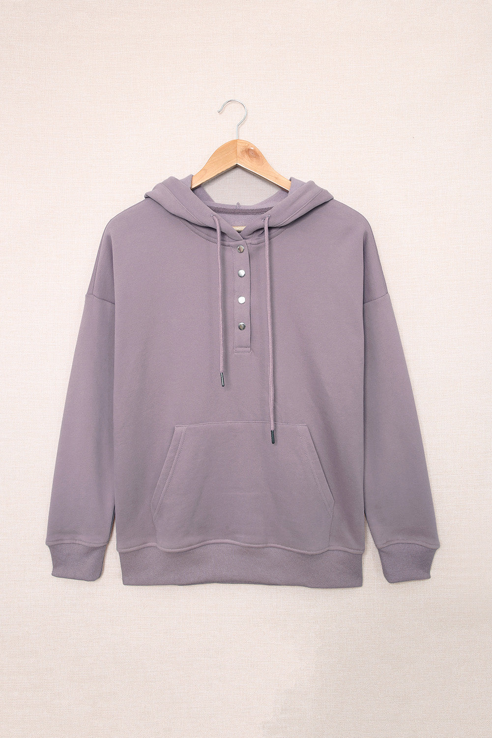 Sweat à capuche violet avec bouton-pression et poche