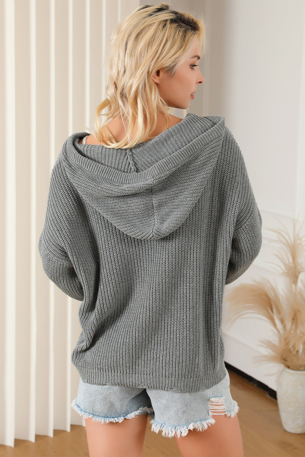 Pull à capuche gris avec poche kangourou et rivets