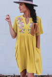 Robe trapèze babydoll jaune à fleurs brodées à col fendu