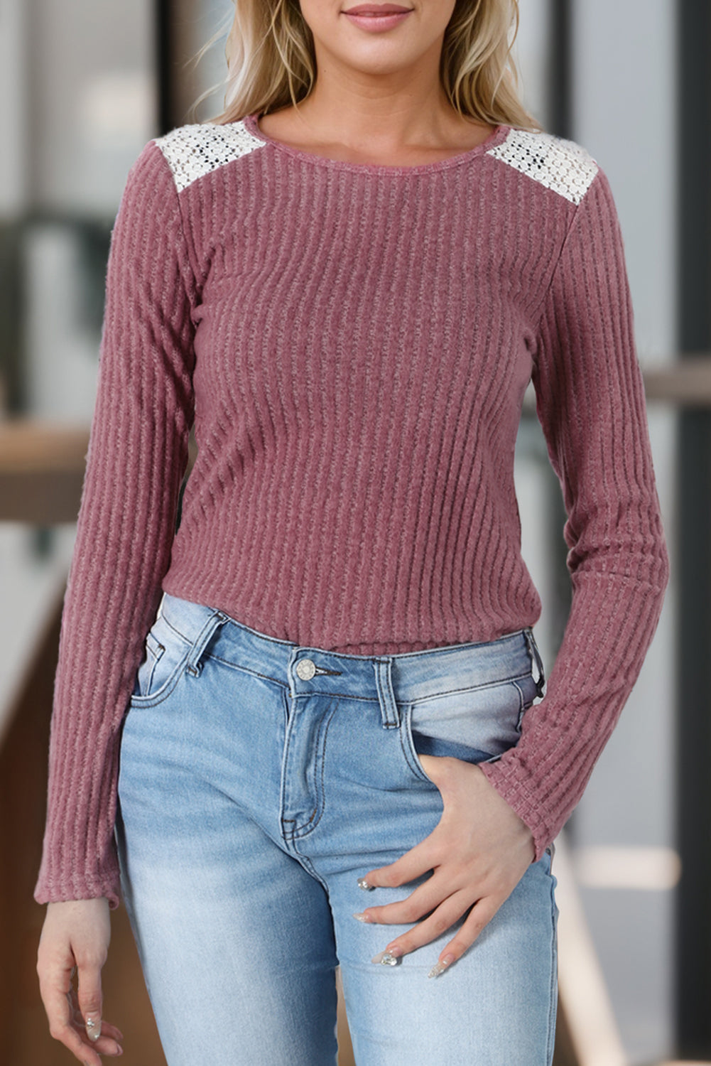 Pull décontracté en tricot côtelé rose avec patch en dentelle sur les épaules