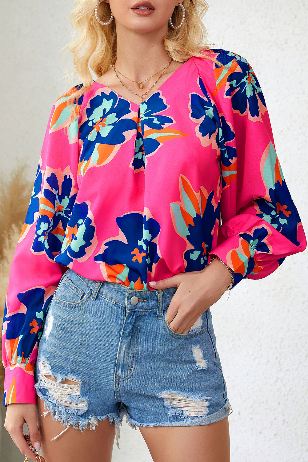 Blouse noire à manches bouffantes et imprimé floral