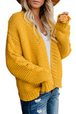 Cardigan jaune en grosse maille ouvert sur le devant