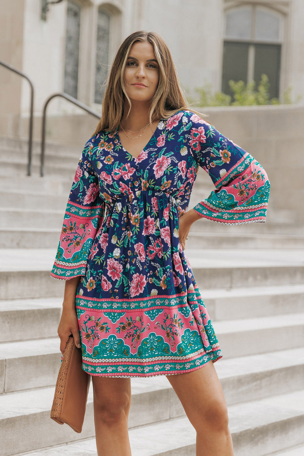 Robe florale bleue à manches et bracelet taille empire Boho