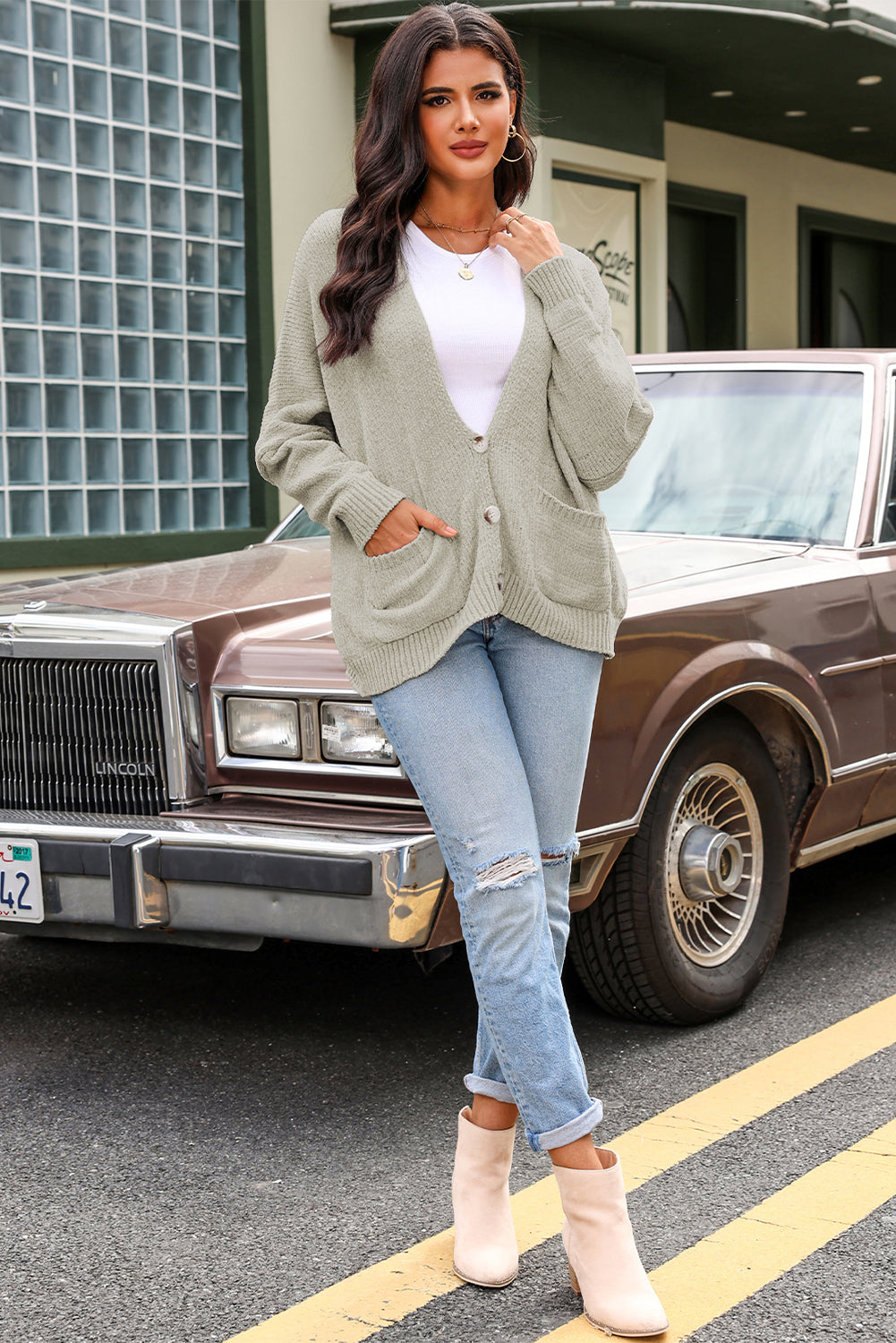 Cardigan pull gris avec poches sur le devant et boutons