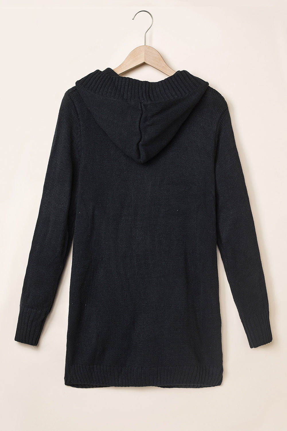 Cardigan à capuche noir en tricot à motif torsadé boutonné sur le devant 