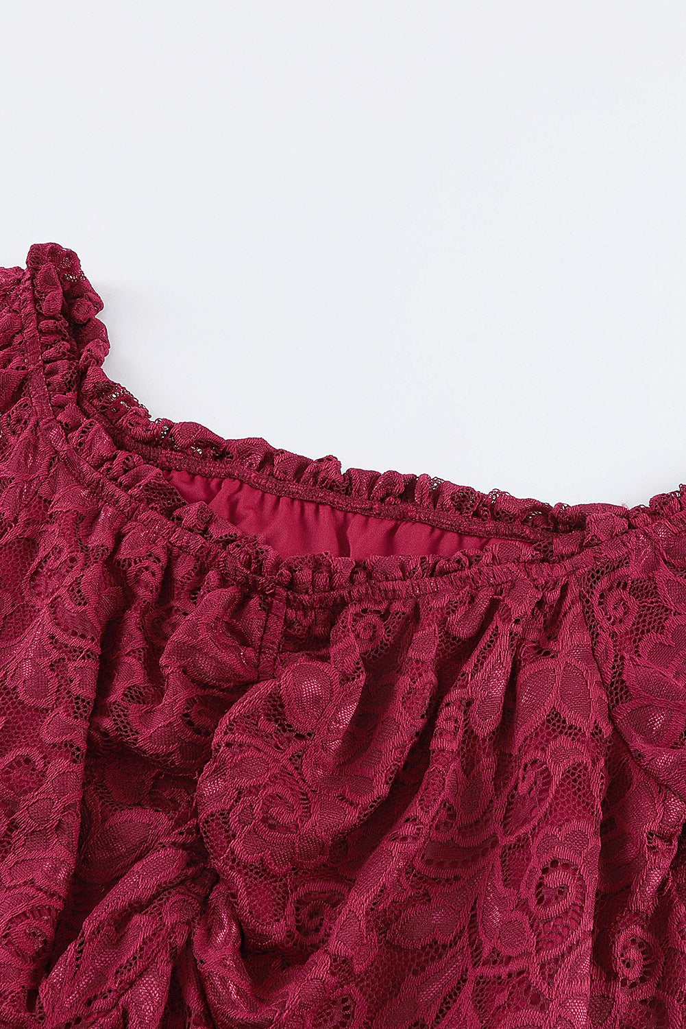 Robe rouge en dentelle à volants et manches bulles, épaules dénudées, grande taille