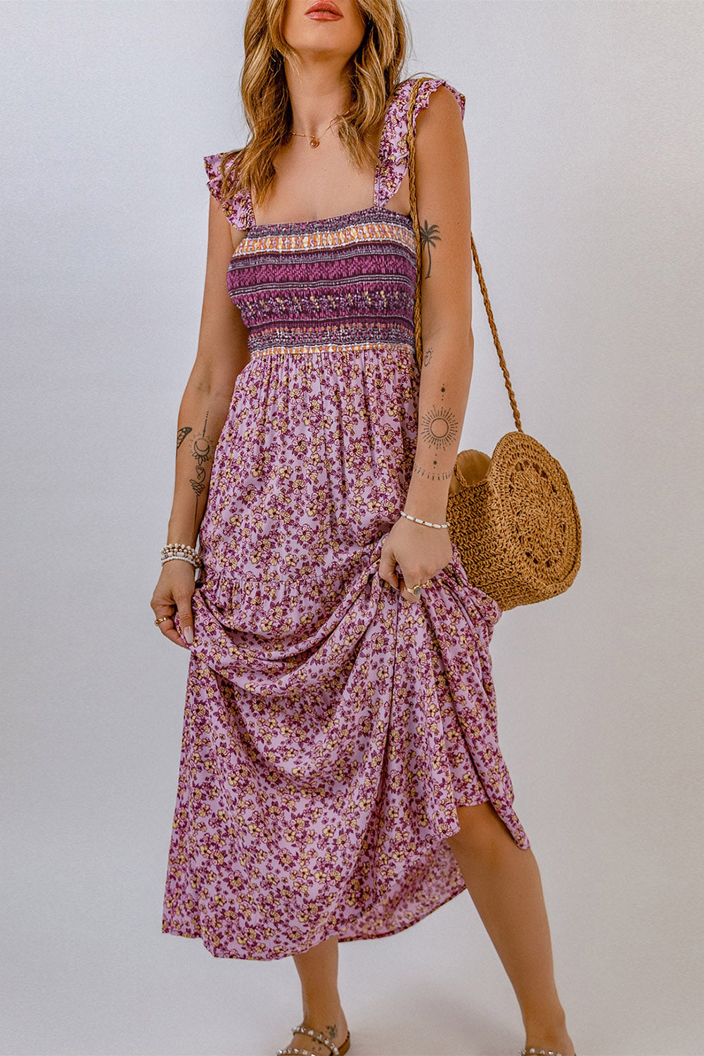 Robe longue fleurie rose froncée à volants sans manches