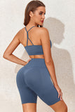 Ensemble actif haut court croisé bleu ciel et short taille haute