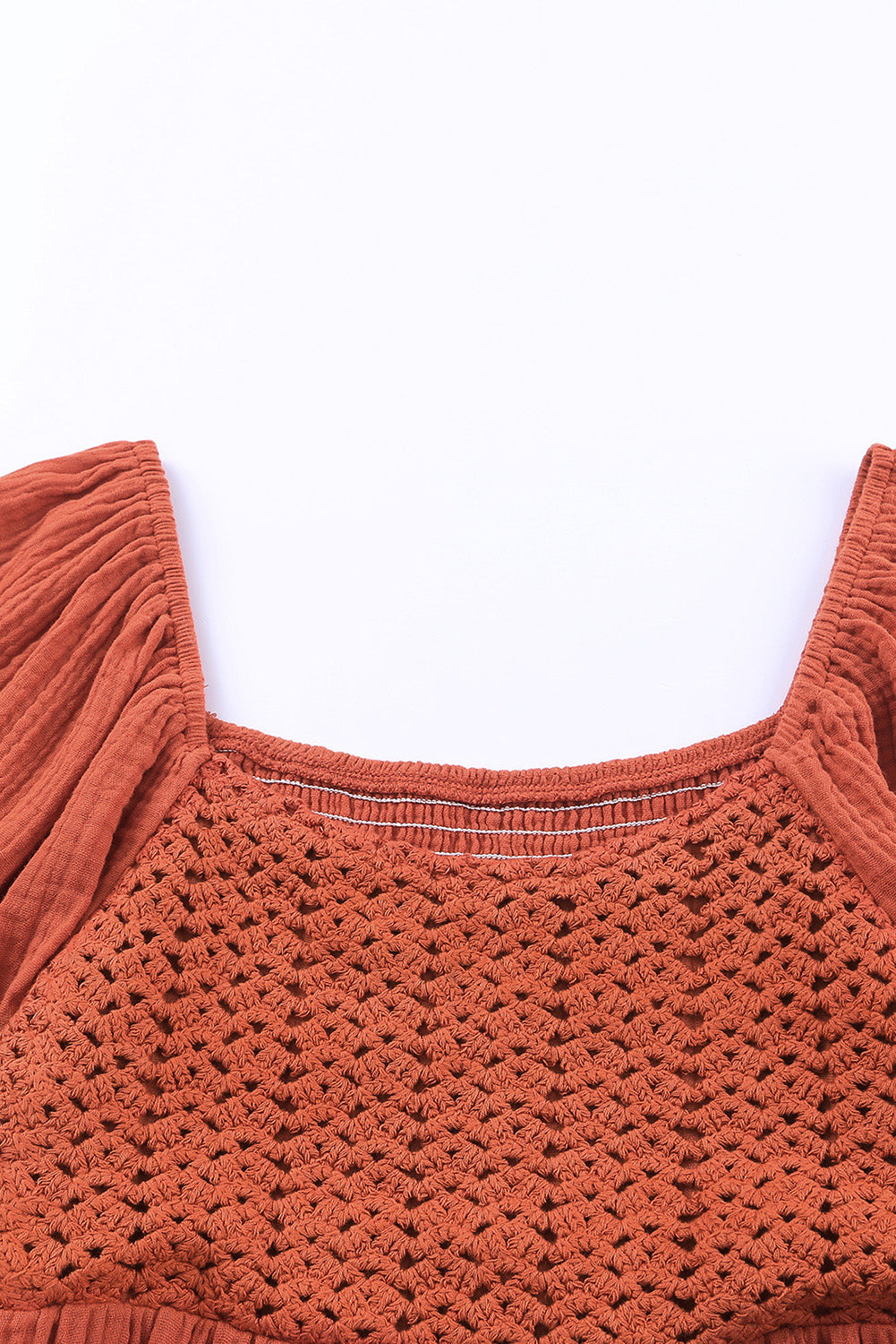 Robe nuisette marron texturée en crochet sur le devant