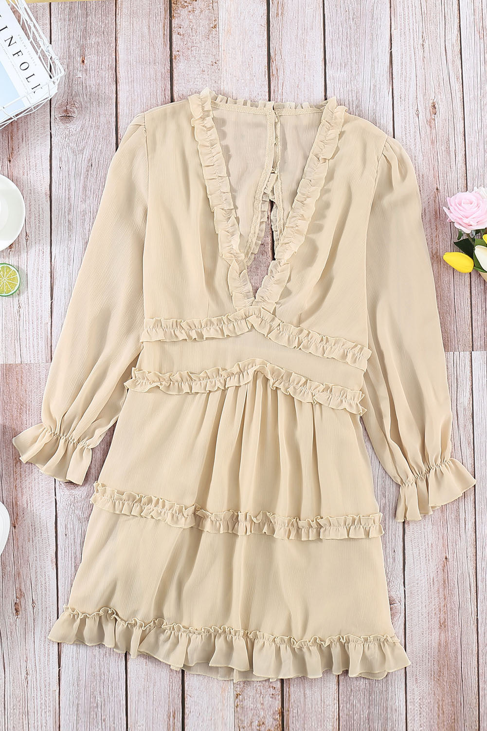 Robe beige à col en V et volants dans le dos