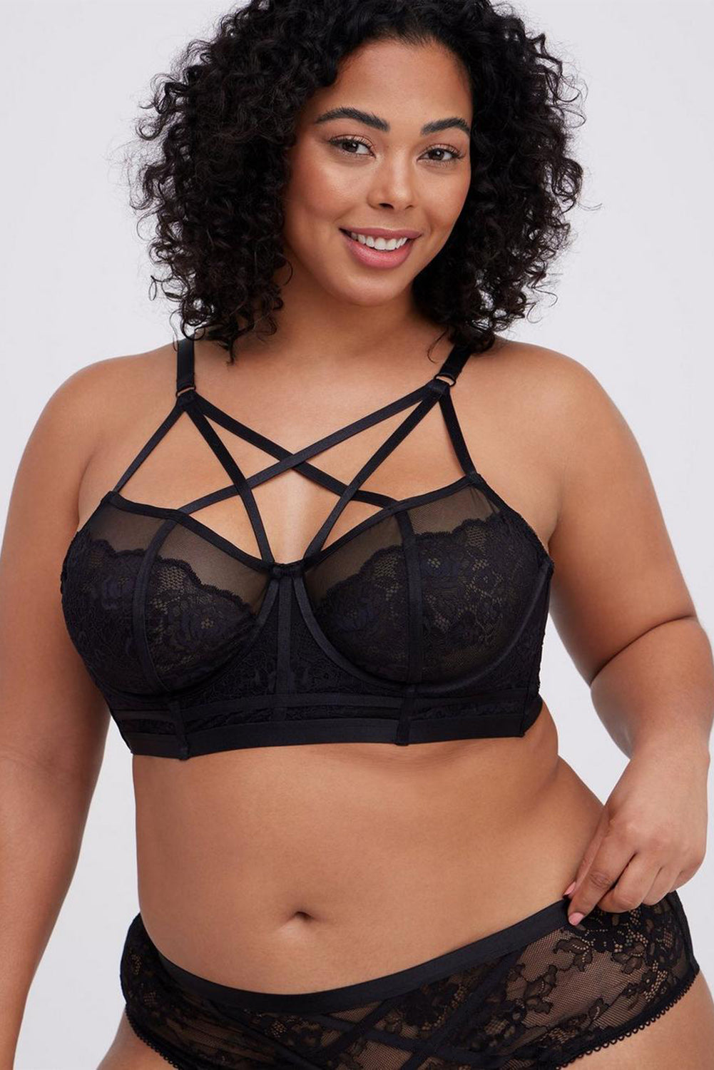 Bralette noire à bretelles croisées en dentelle grande taille