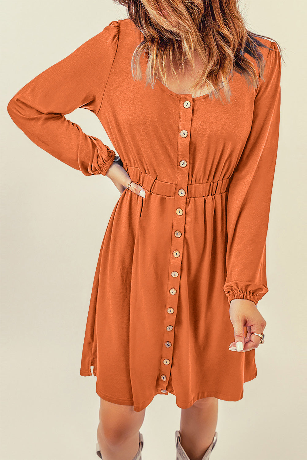 Robe orange boutonnée taille haute à manches longues