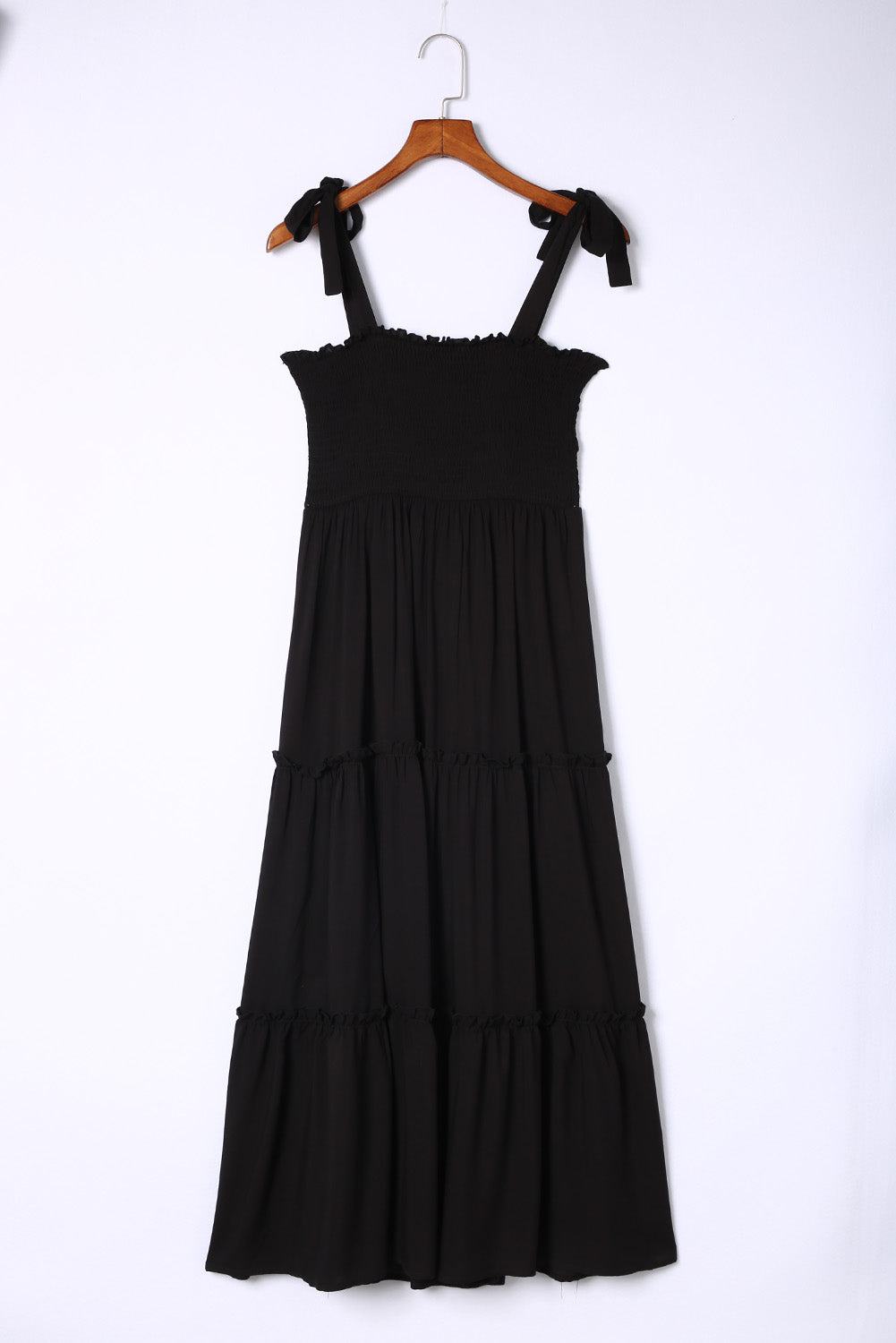 Robe midi noire smockée à volants et bretelles nouées